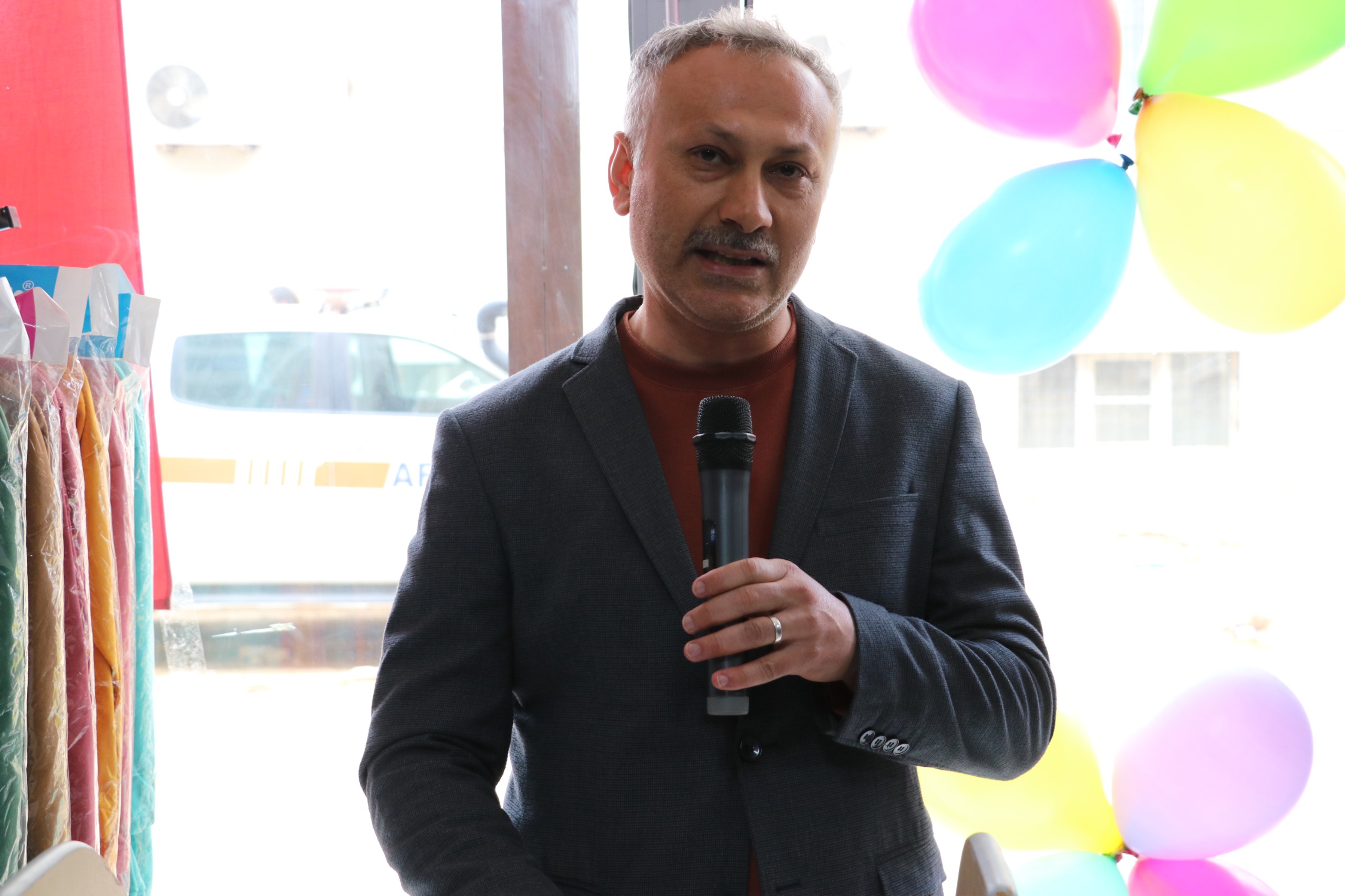 Kilis’te ihtiyaç sahiplerinin faydalanması amacıyla Diriliş Derneği tarafından giyim mağazası açıldı.