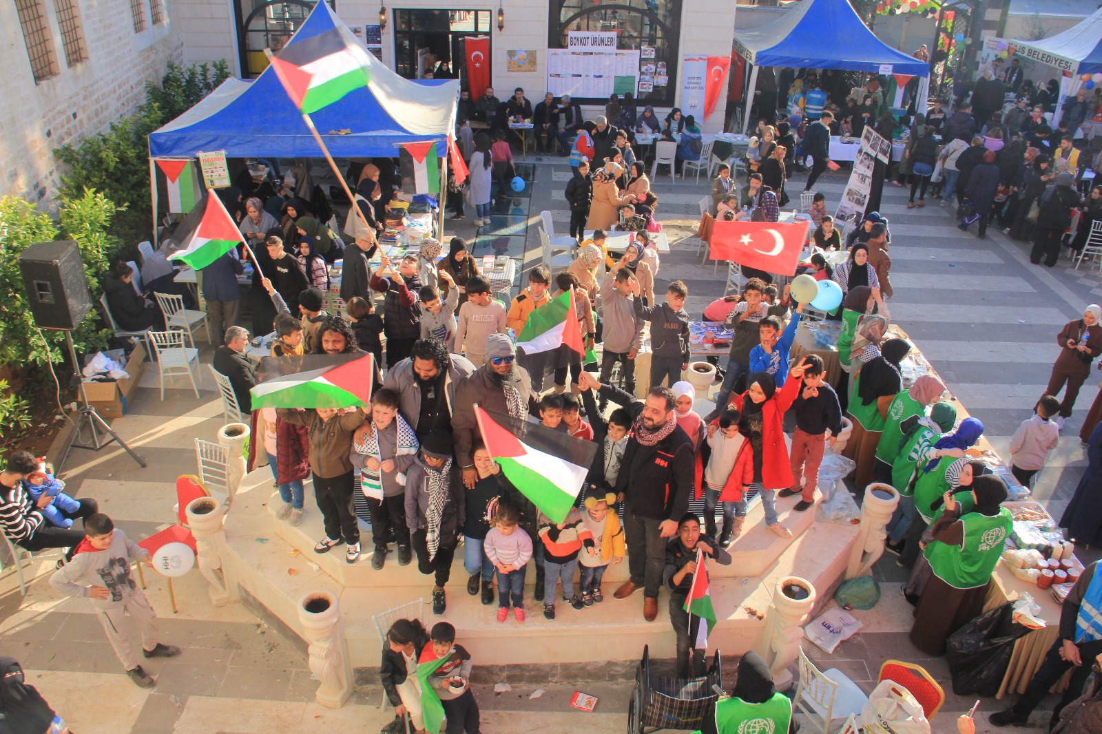 Filistin Yararına Hayır Çarşısı Açıldı.